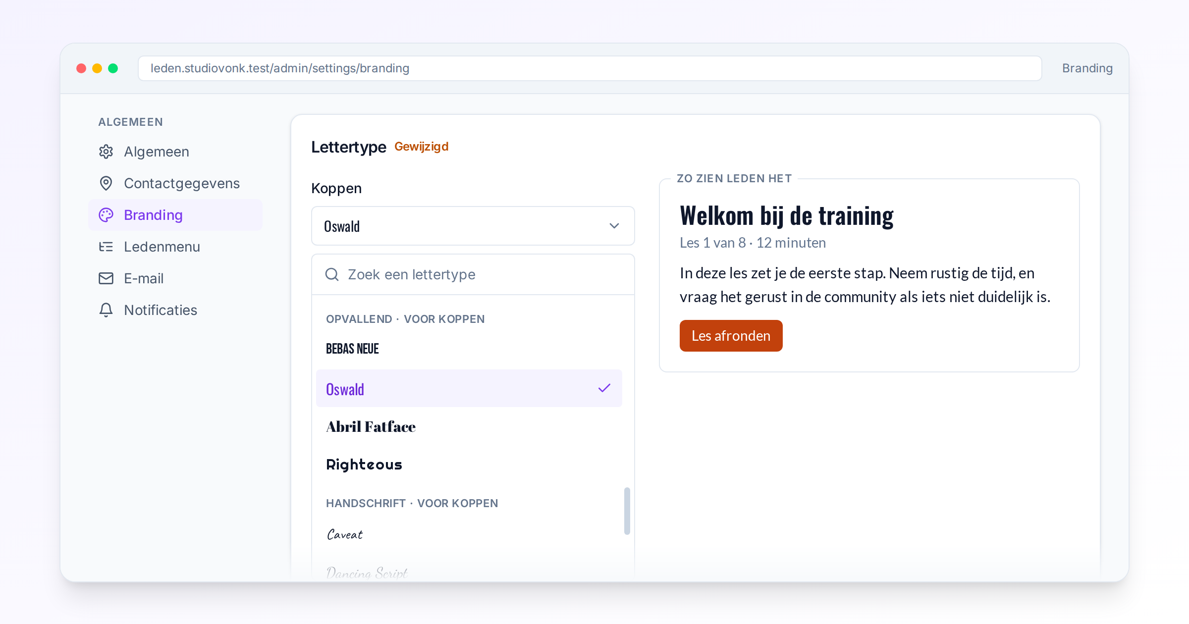De lettertypekaart met links de lijst voor koppen, elke naam in zijn eigen letter, en rechts het voorbeeld Zo zien leden het